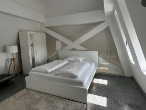 A bed or beds in a room at Hotel Brauhof Wien