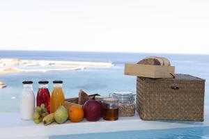 Nápoje v ubytování Golden Vista, Beachfront Suites by Explore Andros + 37 fotografií