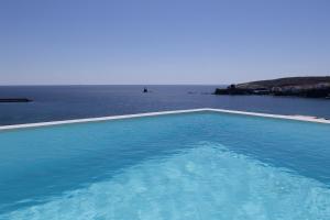 Bazén v ubytování Golden Vista, Beachfront Suites by Explore Andros nebo v jeho okolí