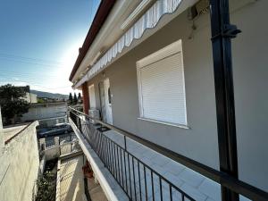 Φωτογραφία από το άλμπουμ του Elegant 2BR by the Sea, Central Stavros extra Comfort στον Σταυρό