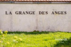 un mur avec les mots la gance des images dans l'établissement Douce Campagne Cottage Private Spa, à Blanc