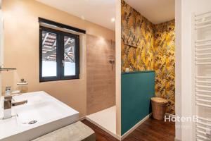 une salle de bain avec un lavabo et une fenêtre dans l'établissement Douce Campagne Cottage Private Spa, à Blanc 43 autres photos