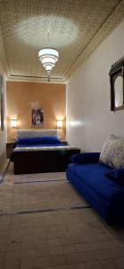 丹吉尔Riad chrifa的有两张床和一张沙发的房间