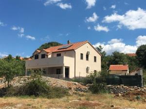 Το κτήριο όπου στεγάζεται  η παραθεριστική κατοικία