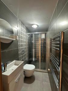 Koupelna v ubytování Social House MIL + 37 fotografií
