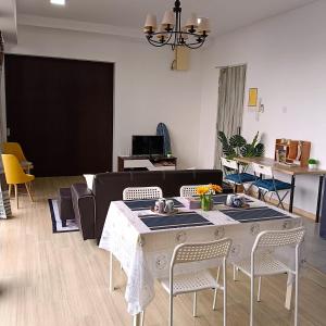 a living room with a table and chairs and a couch at Mount Austin HawKeLai in Johor Bahru