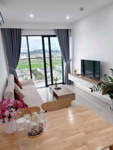 TV a/nebo společenská místnost v ubytování Thương Apartment