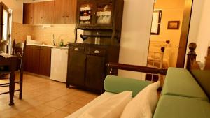 eine Küche mit einem grünen Stuhl in einem Zimmer in der Unterkunft Angela's River Paradise Cottages in Mixórrouma