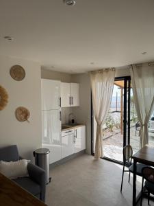 Η κουζίνα ή μικρή κουζίνα στο Appartement au calme au bord l'étang