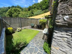 a garden with a table and a fence at Casetta sotto il Monte Forato in Stazzema