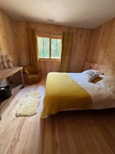 Ένα ή περισσότερα κρεβάτια σε δωμάτιο στο Maison bois Lesbats