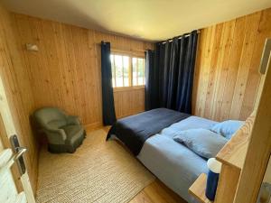 Ένα ή περισσότερα κρεβάτια σε δωμάτιο στο Maison bois Lesbats