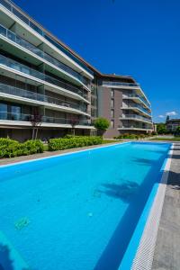 Bazén v ubytovaní MyFlat Coral Premium Suite alebo v jeho blízkosti