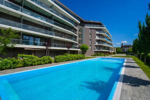 Bazén v ubytovaní MyFlat Coral Premium Suite alebo v jeho blízkosti