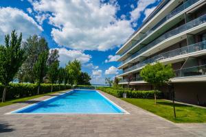Bazén v ubytovaní MyFlat Coral Premium Suite alebo v jeho blízkosti