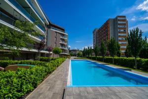 Bazén v ubytovaní MyFlat Coral Premium Suite alebo v jeho blízkosti