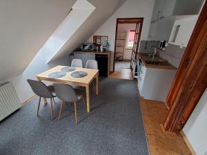 Kuchyňa alebo kuchynka v ubytovaní Apartament na poddaszu