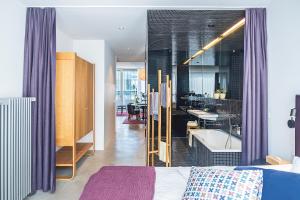 Giường trong phòng chung tại Nomad Design & Lifestyle Hotel