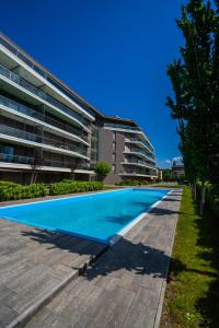 Bazén v ubytovaní MyFlat Coral 64 Premium Apartment alebo v jeho blízkosti