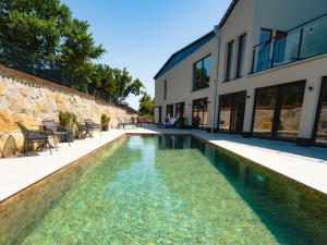 Bazén v ubytování Bernstein Acamed Resort nebo v jeho okolí