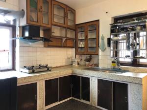 une cuisine avec des armoires en bois et un comptoir dans l'établissement Apartment in Nepal, à Katmandou
