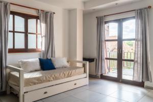 a bedroom with a bed and a large window at Alma departamentos de mar 2 in Ostende