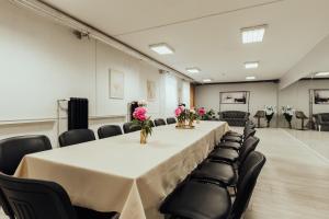 Kawasan bisnes dan/atau bilik persidangan di Basement Luxe