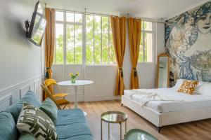 a living room with a couch and a bed at Maison 1887 in Paris