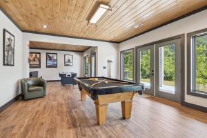 einen Billardtisch in einem Zimmer mit einer Decke in der Unterkunft Sunscape Villa – Luxury Gatlinburg Cabin with Hot Tub, Game Room & Breathtaking City Views in Gatlinburg