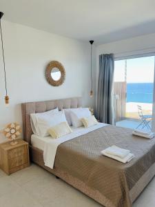 Cama ou camas em um quarto em Grande Blue Suites with private bay