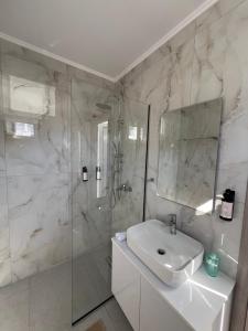 Um banheiro em Grande Blue Suites with private bay