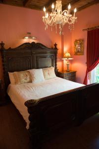 ein Schlafzimmer mit einem großen Bett und einem Kronleuchter in der Unterkunft 英格蘭小古堡England Castle in Wujie