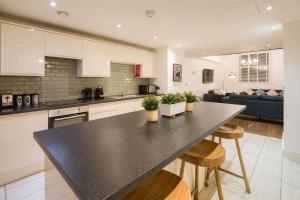 Η κουζίνα ή μικρή κουζίνα στο Liverpool Gem, Spacious 2BR Apt, Sleeps 8