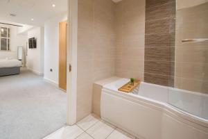 Ένα μπάνιο στο Liverpool Gem, Spacious 2BR Apt, Sleeps 8