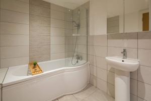 Ένα μπάνιο στο Liverpool Gem, Spacious 2BR Apt, Sleeps 8