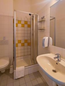 łazienka z umywalką, prysznicem i toaletą w obiekcie Westend City Hostel w Wiedniu +81 zdjęć