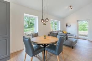 a dining room and living room with a table and chairs at Huus Blaumees in Kating