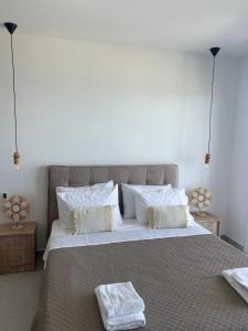 Cama ou camas em um quarto em Grande Blue Suites with private bay