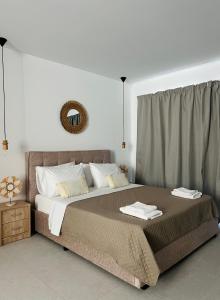 Cama ou camas em um quarto em Grande Blue Suites with private bay