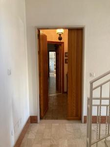 ein Flur eines Zimmers mit einer Tür und einer Treppe in der Unterkunft Anima Vintage in Carbonia