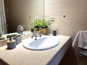 Kúpeľňa v ubytovaní TopMarbella Marina Banus luxurious apartment, Sea and mountain views