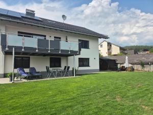 a house with a lawn in front of it at Ferienwohnung Ankerplatz in Schluchsee