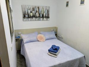 A bed or beds in a room at Burero Beach Stay - Comfy - Near airport & Beaches