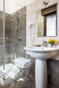 A bathroom at Hotel San Pietro