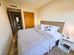 En eller flere senge i et værelse på Enjoy Gandia