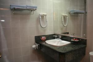 Bilik mandi di Garni Hotel Park