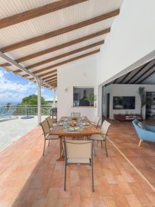 Rõdu või terrass majutusasutuses Sweet Villa, piscine, vue panoramique sur la mer, proche plage, Sainte Luce