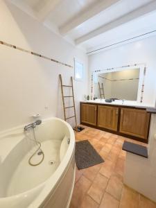 Vannituba majutusasutuses Sweet Villa, piscine, vue panoramique sur la mer, proche plage, Sainte Luce