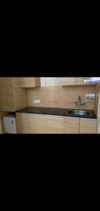 eine Küche mit Spüle und Arbeitsplatte in der Unterkunft Krishna Residency in Vrindāvan