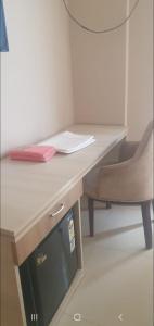 einen Schreibtisch mit einem Stuhl neben einem Schreibtisch in der Unterkunft Krishna Residency in Vrindāvan